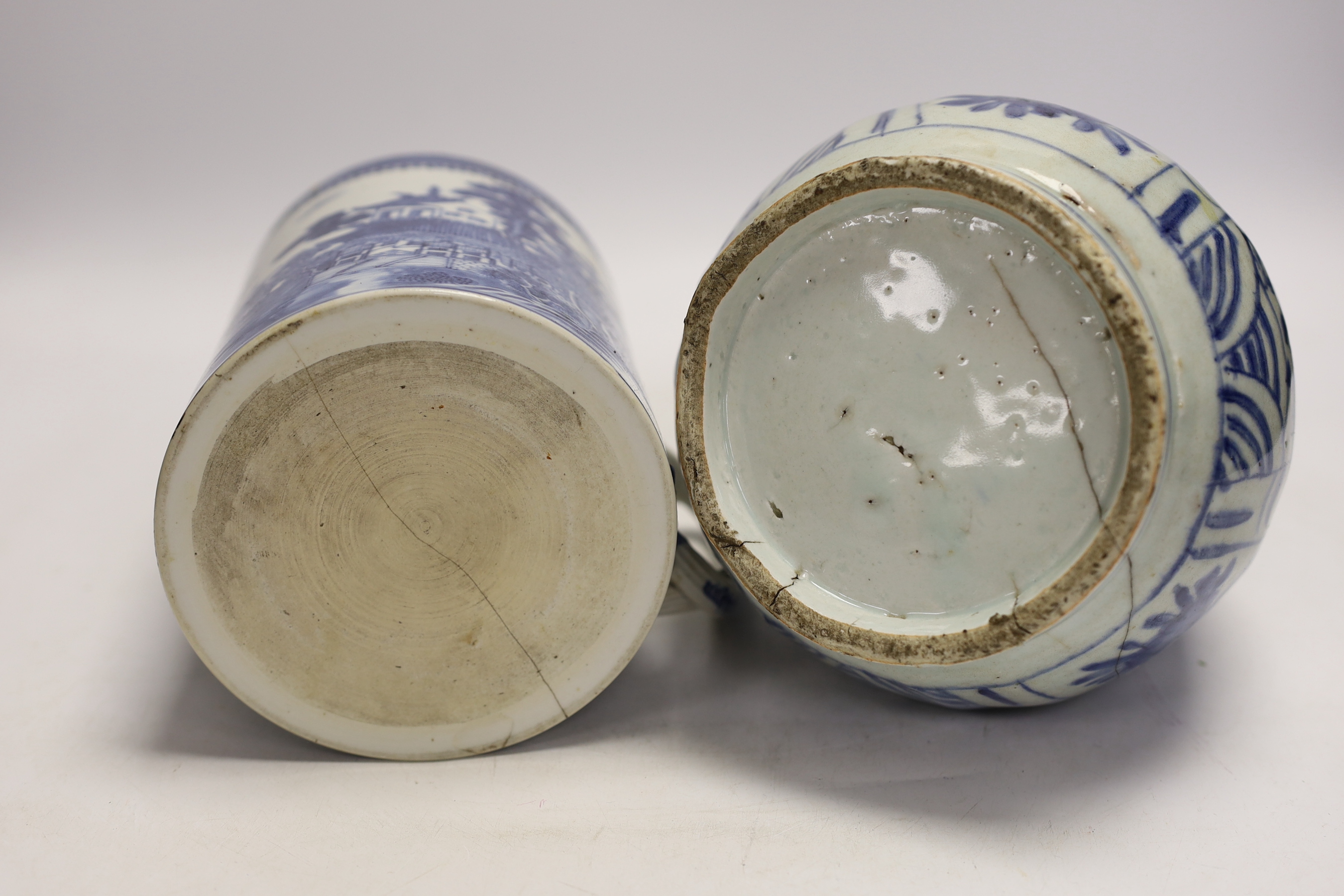 An 18th century Chinese export mug and a Chinese late Ming blue and white bottle vase, vase 29cm
